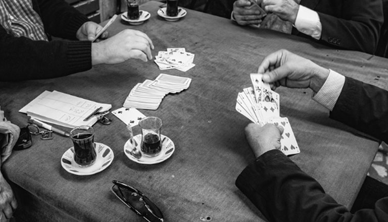 Folk spelar blackjack